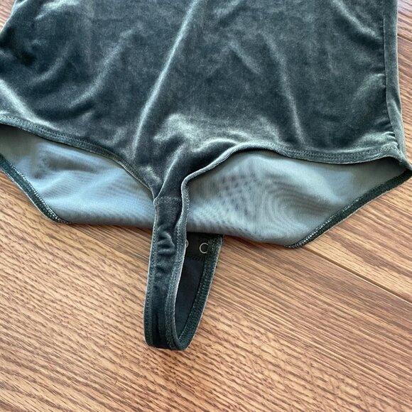 Abercrombie & Fitch Wmn S Green Velvet Criss-Cross Straps Cowl Neck Bodysuit NWT - Picture 13 of 13